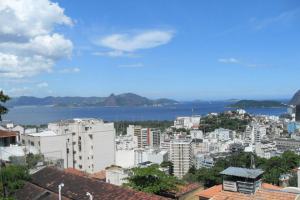 Rio liegt an der Guanabara-Bucht, von wo aus man auch eine gute Sicht auf den Zuckerhut und den Corcovado mit der Christusstatue hat.